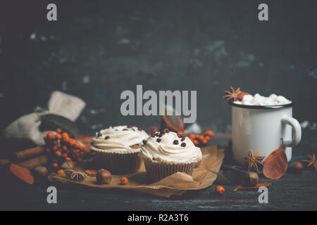 Petits gâteaux avec décorations d'automne sur fond de bois rustique. Faible profondeur de champ. Banque D'Images
