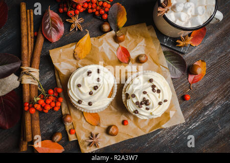 Petits gâteaux avec décorations d'automne sur fond de bois rustique. Faible profondeur de champ. Banque D'Images