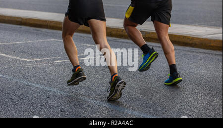 Marathon Race, deux hommes coureurs sur les routes de la ville, détail sur les jambes Banque D'Images