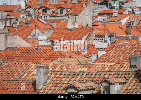 Close up les toits de maisons anciennes à Dubrovnik, en vue de la vieille ville remparts Banque D'Images