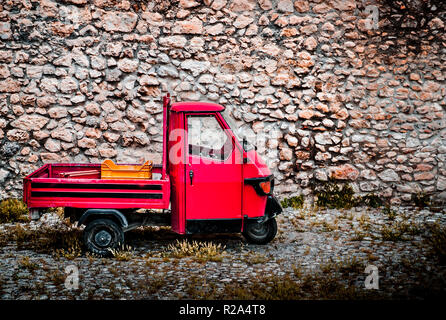 La Piaggio Ape parfois appelé Piaggio Ape, est un trois-roues Véhicule utilitaire léger basé sur un scooter Vespa produites depuis 1948 par le GCIP Banque D'Images