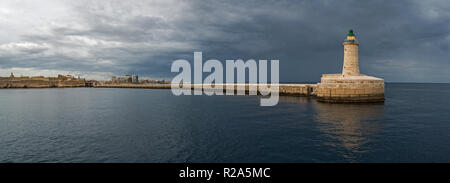 Port de La Valette, Malte. Le phare de Saint Elmo. Banque D'Images