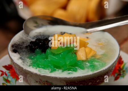 Es Dawet Telasih, Javanais Dessert froid de Pandan et gelée de nouilles de riz avec le riz gluant noir, fruits, graines de basilic dans du lait de coco sucré soupe. Banque D'Images