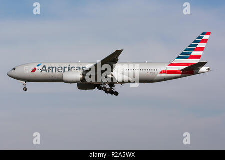 American Airlines Boeing 777-200ER L'atterrissage à l'aéroport Heathrow de Londres. Banque D'Images