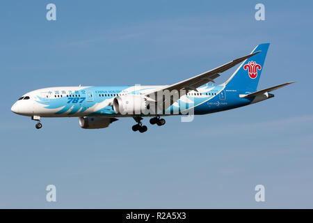 China Southern Airlines Boeing 787-8 dreamliner l'atterrissage à l'aéroport Heathrow de Londres. Banque D'Images