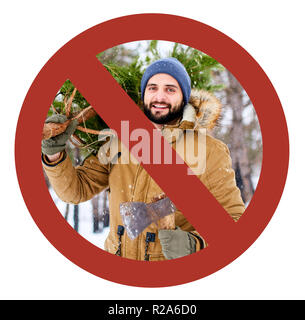 Barré signe rouge sur bûcheron barbu homme portant frais coupé en bas de sapins de noël et ax dans les bois. L'interdiction de la déforestation. Comportement irresponsable envers la nature, sauver la forêt, gardez green concept. Banque D'Images