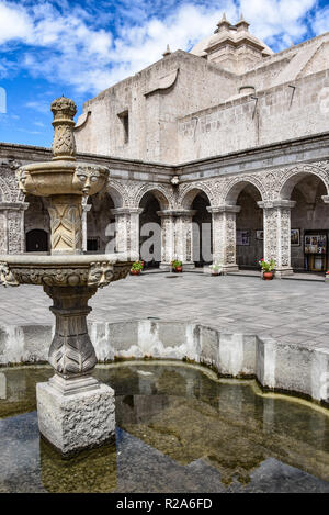 La cour intérieure et les cloîtres de l'église de La Compania, Arequipa, Pérou Banque D'Images