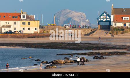 Avis de Bass Rock et North Berwick harbour buildings de West Bay plage à marée basse sur l'après-midi d'automne, East Lothian, Ecosse, Royaume-Uni. Banque D'Images