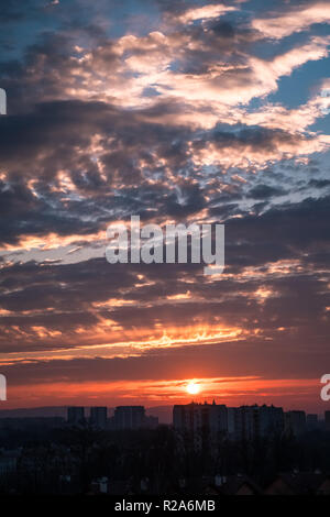 Plus d'un coucher de soleil spectaculaire paysage urbain, Cracovie Banque D'Images