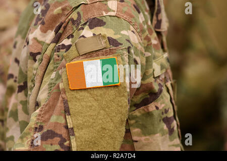 La Côte d'ivoire ou Côte d'Ivoire drapeau sur le bras de soldats. La Côte d'ivoire ou Côte d'Ivoire troupes (collage) Banque D'Images