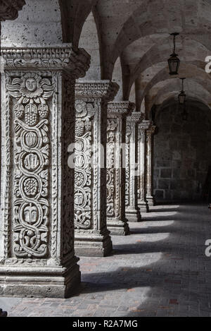 La cour intérieure et les cloîtres de l'église de La Compania, Arequipa, Pérou Banque D'Images