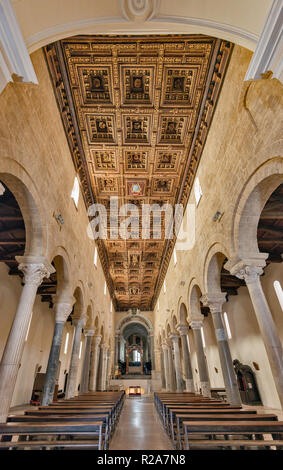 Plafond à caissons à la Cathédrale de San Cataldo, à Tarente, Pouilles, Italie Banque D'Images