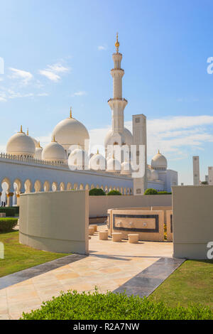 La Mosquée Sheikh Zayed - Abu Dhabi, Émirats arabes unis. Beau blanc Grande Mosquée - vue extérieure Banque D'Images