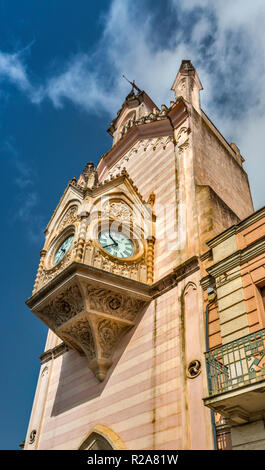 Torre dell'Orologio (Tour de l'horloge), 1890, de style néo-gothique, à Viale Orsini à Gravina in Puglia, Pouilles, Italie Banque D'Images