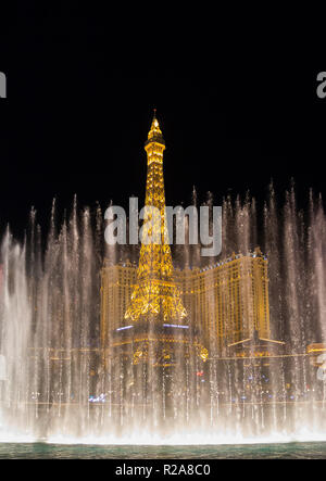 LAS VEGAS, NV, USA - 15 septembre 2018 : Centre-ville, Bande de Las Vegas de nuit. Repères, Paris Hotel-Casino, fontaines, Tour Eiffel. Banque D'Images