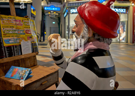 Chevalet et artiste statue dans le centre commercial Terminal 21, Pattaya, Thaïlande, Asie du Sud-Est Banque D'Images