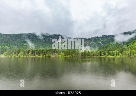 Lac de montagne paysage, paysage magnifique avec les nuages et les pins sur le lac reflet Banque D'Images
