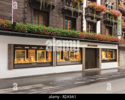 Bâtiments le long de la rue Bahnhofstrasse, dans la ville de Zermatt au petit matin Banque D'Images
