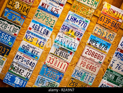 collection murale de plaques d'immatriculation pour voitures. Plaques de numéros d'immatriculation d'automobiles, lettres modèles de divers États des États-Unis. Banque D'Images