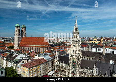 La Frauenkirche( à gauche) et la tour de l'horloge du nouvel hôtel de ville (à droite), Marienplatz, Munich, Allemagne Banque D'Images