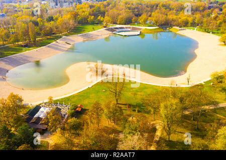 Croatie, Zagreb, vue panoramique vue aérienne de Bundek lake en automne Banque D'Images