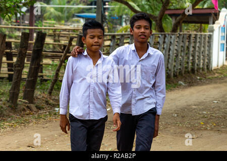 Don Det, Laos - 24 Avril 2018 : école des garçons à marcher ensemble dans un village éloigné dans le sud du Laos Banque D'Images