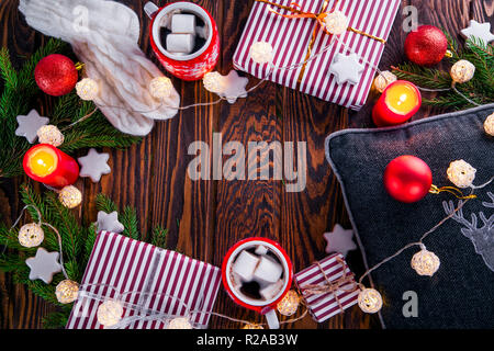 Noël arrière-plan y compris des boîtes-cadeaux, chocolat chaud, branches de sapin et d'autres décorations de table en bois Banque D'Images