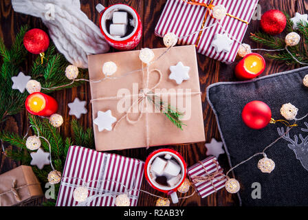 Noël arrière-plan y compris des boîtes-cadeaux, chocolat chaud, branches de sapin et d'autres décorations de table en bois Banque D'Images