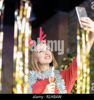 Happy woman wearing antler's deer selfies en serre-tête Banque D'Images