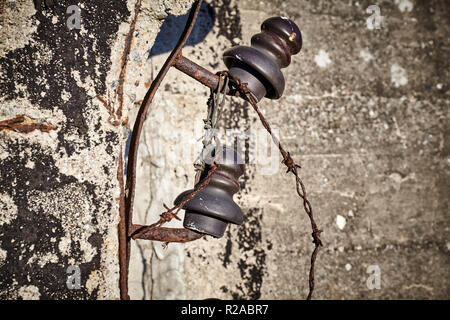 Old rusty Barbed Wire Fence close up photo. Banque D'Images