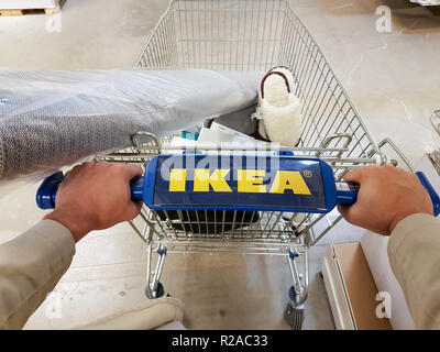 Samara, RUSSIE - le 26 août 2018 : trolley avec un signe d'Ikea. IKEA est le plus grand détaillant de meubles. Banque D'Images