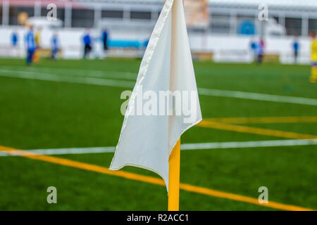 Pavillon d'angle blanc gros plan sur l'arrière-plan d'un terrain de football. Terrain de football Banque D'Images