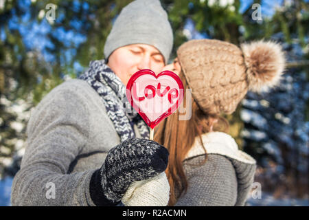 Portrait of young couple in love holding lollipop Banque D'Images