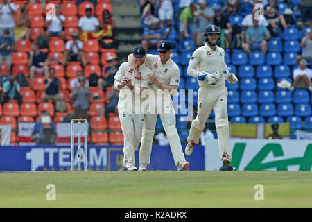 Kandy, Sr Lanka. 18 novembre 2018, Stade de Cricket International Pallekele, Kandy, Sri Lanka ; International Test Cricket, le deuxième test, jour 5, Sri Lanka contre l'Angleterre ; Ben Stokes et Keaton Jennings célébrer comme Niroshan snicks Dickwella le ballon de Moeen Ali bowling Crédit : Action Plus de Sports/Alamy Live News Banque D'Images