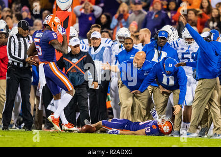 Clemson Tigers wide receiver Hunter Renfrow (13) a été blessé au cours de la NCAA college football match entre le Duc et Clemson le samedi 17 novembre 2018 au Memorial Stadium à Clemson, SC. Jacob Kupferman/CSM Banque D'Images