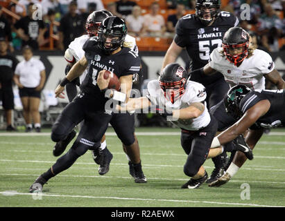 17 novembre 2018 - Hawaii Rainbow Warriors quarterback Cole McDonald # 13 brouille pour yardage positif lors d'un match entre l'Hawaii Rainbow Warriors et l'UNLV rebelles à l'Aloha Stadium d'Honolulu, HI - Michael Sullivan/CSM Banque D'Images