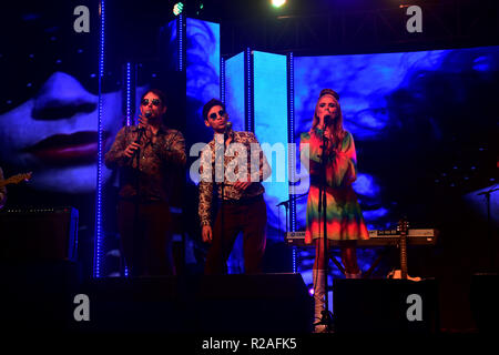 Mumbai, Inde. 17 novembre, 2018. Les artistes de bande rétro effectuer chez Bluestar's Platinum événement jubilaire à l'hôtel JW Marriott Sahar à Mumbai. La bande rétro sont venus de France pour effectuer la 1ère fois en Inde. Azhar Khan/Alamy Live News Banque D'Images