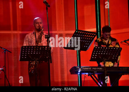 Mumbai, Inde. 17 novembre, 2018. Les artistes de bande rétro effectuer chez Bluestar's Platinum événement jubilaire à l'hôtel JW Marriott Sahar à Mumbai. La bande rétro sont venus de France pour effectuer la 1ère fois en Inde. Azhar Khan/Alamy Live News Banque D'Images