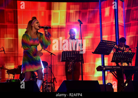 Mumbai, Inde. 17 novembre, 2018. Les artistes de bande rétro effectuer chez Bluestar's Platinum événement jubilaire à l'hôtel JW Marriott Sahar à Mumbai. La bande rétro sont venus de France pour effectuer la 1ère fois en Inde. Azhar Khan/Alamy Live News Banque D'Images
