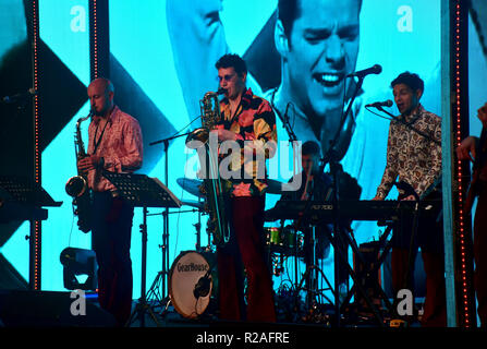 Mumbai, Inde. 17 novembre, 2018. Les artistes de bande rétro effectuer chez Bluestar's Platinum événement jubilaire à l'hôtel JW Marriott Sahar à Mumbai. La bande rétro sont venus de France pour effectuer la 1ère fois en Inde. Azhar Khan/Alamy Live News Banque D'Images
