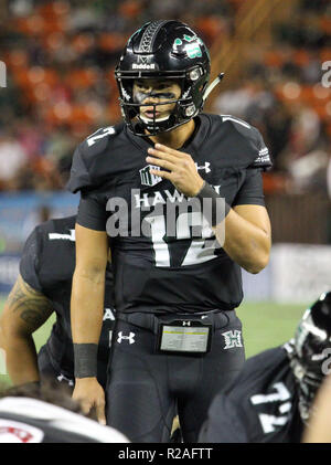 17 novembre 2018 - Hawaii Rainbow Warriors quarterback Chevan Cordeiro # 12 est entré dans le jeu dans le quatrième trimestre une allé 4-5 pour 153m et 3tds pour voler un match entre l'Hawaii Rainbow Warriors et l'UNLV rebelles à l'Aloha Stadium d'Honolulu, HI - Michael Sullivan/CSM Banque D'Images