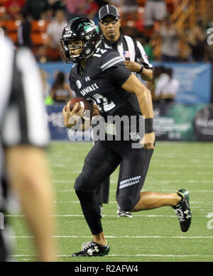 17 novembre 2018 - Hawaii Rainbow Warriors quarterback Chevan Cordeiro # 12, de brouillage ici, est venu dans le jeu dans le quatrième trimestre une allé 4-5 pour 153m et 3tds pour voler un match entre l'Hawaii Rainbow Warriors et l'UNLV rebelles à l'Aloha Stadium d'Honolulu, HI - Michael Sullivan/CSM Banque D'Images