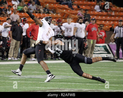 17 novembre 2018 - Hawaii Rainbow Warriors linebacker Penei Pavihi # 33 contribuent de manière essentielle pour lutter contre la perte à UNLV rebelles quarterback Armani Rogers # 1 durant un match entre l'Hawaii Rainbow Warriors et l'UNLV rebelles à l'Aloha Stadium d'Honolulu, HI - Michael Sullivan/CSM Banque D'Images