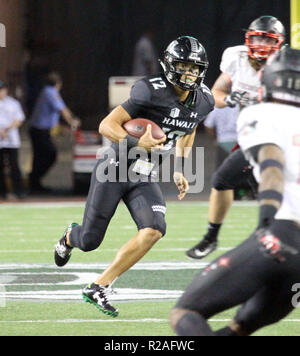 17 novembre 2018 - Hawaii Rainbow Warriors quarterback Chevan Cordeiro # 12, de brouillage ici, est venu dans le jeu dans le quatrième trimestre une allé 4-5 pour 153m et 3tds pour voler un match entre l'Hawaii Rainbow Warriors et l'UNLV rebelles à l'Aloha Stadium d'Honolulu, HI - Michael Sullivan/CSM Banque D'Images