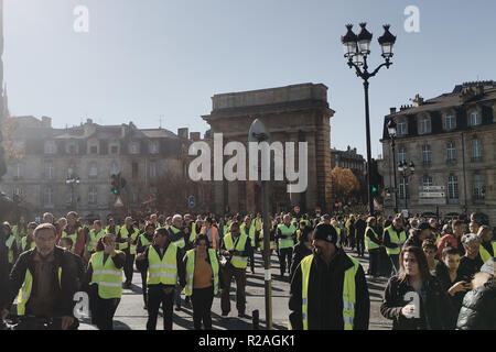 Bordeaux, France - 17 novembre 2018 : démonstration jaune contre augmenter les taxes sur l'essence et diesel introduit gouvernement de France Crédit : sportpoint/Alamy Live News Banque D'Images