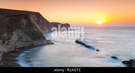 Crique de Lulworth, Dorset, UK. 18 novembre 2018. Le soleil se lève sur Man O'War Bay sur la côte jurassique du Dorset près de crique de Lulworth sur un matin froid. Crédit photo : Graham Hunt/Alamy Live News. Banque D'Images