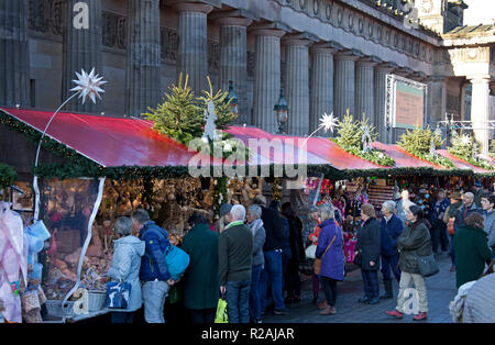 Edimbourg, Ecosse. UK 18 novembre 2018. Le soleil a des gens de visiter le marché de Princes Street en ce premier dimanche. Les étals de cadeaux ont été assez occupé avec les acheteurs et les stands de nourriture faisaient un feu de commerce avec les divers et insolites traite qu'ils avaient à offrir. Banque D'Images