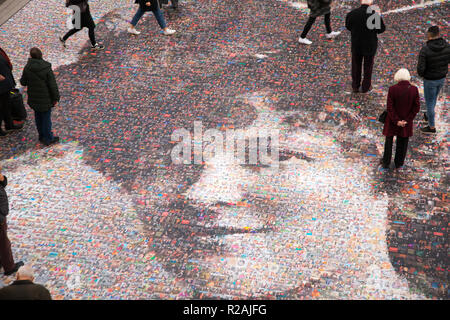 Birmingham, UK. 18 novembre 2018. Une mosaïque géante portrait de Burkitt Hilda suffragettes à Birmingham New Street Station. Le 20m (65ft) l'image est composée 3 724 autoportraits et d'autres photos de femmes envoyées de partout au Royaume-Uni. Le projet, intitulé Visage de suffrage universel, est le fruit de l'artiste Helen Marshall et marque les 100 ans depuis la première femmes britanniques ont voté. Crédit : Steven re/Alamy Live News Banque D'Images