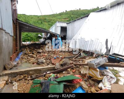 Nha Trang, Viêt Nam. 18 Nov, 2018. Un résident local recueille ses biens après un glissement de terrain de la ville de Nha Trang, province de Khanh Hoa, Vietnam, le 18 novembre, 2018. Les glissements de terrain et inondations étincelaient par le typhon Toraji ont fait au moins 12 morts, six blessés et deux disparus au Vietnam central de la ville de Nha Trang, selon les autorités locales le dimanche. Source : Xinhua/VNA/Alamy Live News Banque D'Images