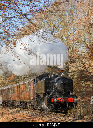 Bewdley, UK. 18 novembre, 2018. Météo France : les voyageurs sur la Severn Valley Railway (a heritage railway entre Kidderminster et Bridgnorth) Profitez de l'automne glorieux soleil comme leur vintage UK locomotive à vapeur passe à travers le beau, l'automne, rural, campagne du Worcestershire. Credit : Lee Hudson/Alamy Live News Banque D'Images